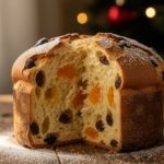 Panettone italien traditionnel pose sur une table en bois lors des fetes de Noel