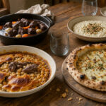 Table généreuse présentant un cassoulet, une pizza napolitaine, un bœuf bourguignon et un risotto sous une lumière naturelle chaleureuse.